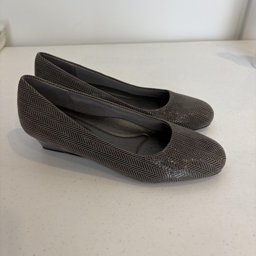 Trotters Shoes Womens Size 8W Gray Herringbone Pattern Low Wedge Comfort Slip On